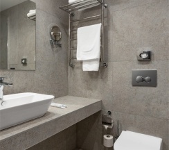 Стандартный номер с видом на город c двумя односпальными кроватями в Cosmos Omsk Hotel