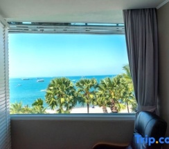 Семейный люкс с 2 комнатами с видом на море в The Beach Front Resort Pattaya  - SHA Plus