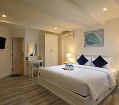 Двухместный номер Deluxe с видом на море двуспальная кровать в Kata White Villas