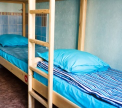 Кровать в общем номере с красивым видом из окна в Like room