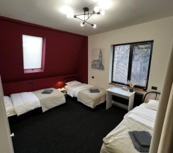 Кровать в 3-местном общем женском номере в Прусс