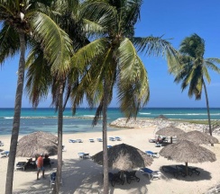 Апартаменты в Hospitality Expert F32 Beach front Pool & Chef