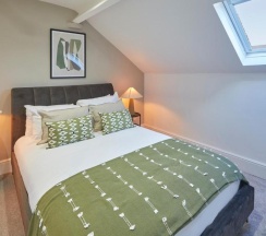 Коттедж с 5 комнатами в Host Stay Castle View
