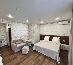 Двухместный номер категории "Полулюкс" с французским балконом, кровати спринг бокс (трансформируются в отдельные кровати). в Викинг