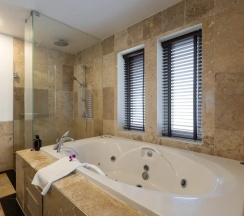 Люкс New с джакузи на крыше с 3 комнатами в Phunawa Resort