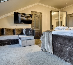 24 семейный номер Мансарда с 2 комнатами с балконом и с видом на море в Exclusive Hotel&Apartments