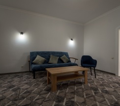 Шестиместный семейный люкс с балконом и с красивым видом из окна в Rodnik village&SPA