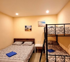 Четырехместный номер с 1 двуспальной или 2 односпальными кроватями в Ghouse