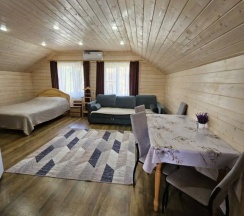 Двухместный семейный люкс Standard с балконом и с видом на горы двуспальная кровать в Атмосфера