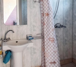 Коттедж эконом с 1 двуспальной кроватью и двухъярусной кроватью в Тихий причал