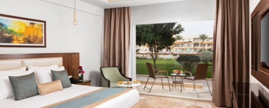 Двухместный номер Deluxe с видом на сад двуспальная кровать в Pickalbatros Royal Moderna Sharm & Aqua Park