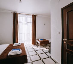 Полулюкс трехместный номер с балконом в Космос