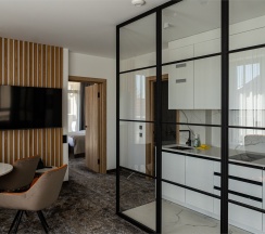 Апартамент. Двухкомнатный номер с мини-кухней. Вид на город в Royal lions