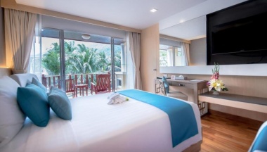 Трёхместный номер Deluxe с видом на бассейн в Phuket Graceland Resort And Spa