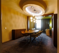 Номер Executive Suite c большой двуспальной кроватью в МЕРКЮР ТЮМЕНЬ ЦЕНТР