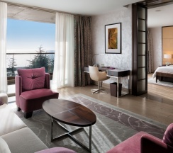 Номер Signature Suite, с видом на море, с гостиной - с двуспальной кроватью в Swissotel Resort Сочи Камелия