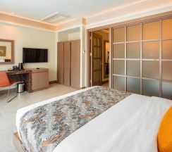 Четырёхместный семейный люкс Deluxe с балконом и с видом на бассейн в Tuana Hotels Casa Del Sol