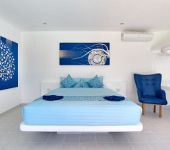 Семейный номер Standard с частичным видом на море в La Perle Luxury Boutique Hotel