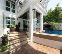 Вилла с 6 комнатами в Villas In Pattaya