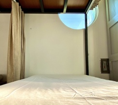 Кровать в общем номере с балконом в Bayhouse Hostel Penghu