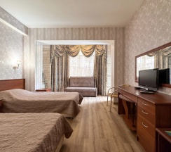 Двухместный номер Standard с балконом (2 отдельные кровати) в Holiday