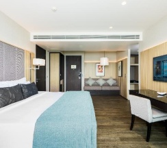 Двухместный номер Premier с видом на море двуспальная кровать в My Beach Resort Phuket