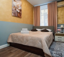 Двухместный номер с одной большой двуспальной кроватью и собственной ванной комнатой в Goldie Home