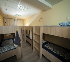 Кровать в общем номере с красивым видом из окна в Пиксель