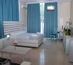 Двухместный номер Standard с балконом и с видом на море двуспальная кровать в Hotel Saranda