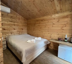 Четырёхместный номер Standard с балконом в Good House Abh