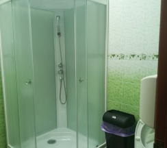 Трехместный номер с двуспальной и односпальной кроватями в Этно хостел