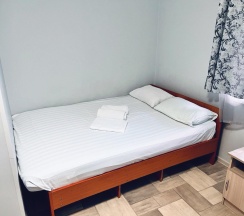 Комната стандарт с 1 односпальной и 1 двуспальной кроватью в Прибрежный