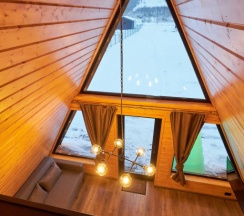 Двухместный коттедж с красивым видом из окна двуспальная кровать в Aframe-Village