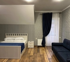 Коттедж с балконом и с видом на горы в Дом на холме