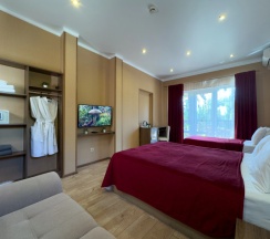 Трёхместный номер Супериор c 1 комнатой с балконом и с красивым видом из окна в Aimara