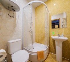 Улучшенная комната с двуспальной кроватью и диваном в Октавиана