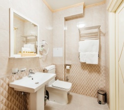 Трёхместный номер Стандарт с балконом в Dvin