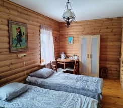 с тремя раздельными кроватями без кондиционера в Саттва