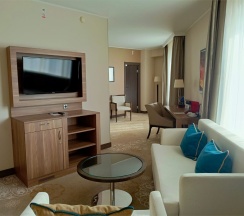 ЛЮКС С ОДНОЙ СПАЛЬНЕЙ, БОЛЬШОЙ КРОВАТЬЮ (KING SIZE) И ДОСТУПОМ В БАР-ГОСТИНУЮ в Doubletree by Hilton Tyumen