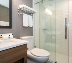 Четырёхместный номер Standard в Sandman Signature Calgary Downtown Hotel