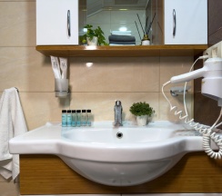 Трёхместный номер Супериор Плюс c 1 комнатой с балконом и с красивым видом из окна в Aimara