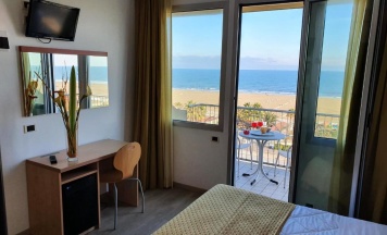 Двухместный номер Standard с видом на море двуспальная кровать в Hotel Tilmar