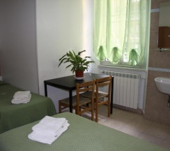 Кровать в общем номере (мужской номер) в Hotel Adelchi