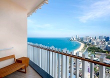 Двухместный семейный Ocean Suite двуспальная кровать в Hilton Pattaya