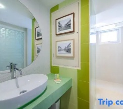 Трёхместный номер Standard с балконом в The Tint at Phuket town