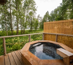 Вилла "Лембо"  у озера с купелью и террасой в Lembo