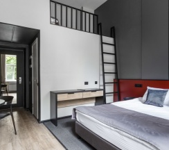 Двухуровневая студия с двумя двуспальными кроватями в Greenfeel Smolensk