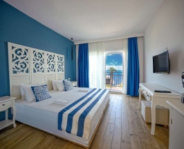 Четырёхместный семейный номер с балконом в Blue Dreams Resort