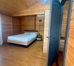 Семейный коттедж с красивым видом из окна в Хвоя Cottage House