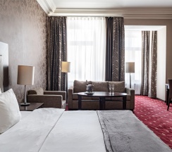 Номер Делюкс с одной большой кроватью и диван-кроватью в Petro palaсe hotel